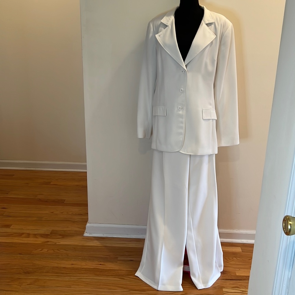 Metro Style White Pants Suit